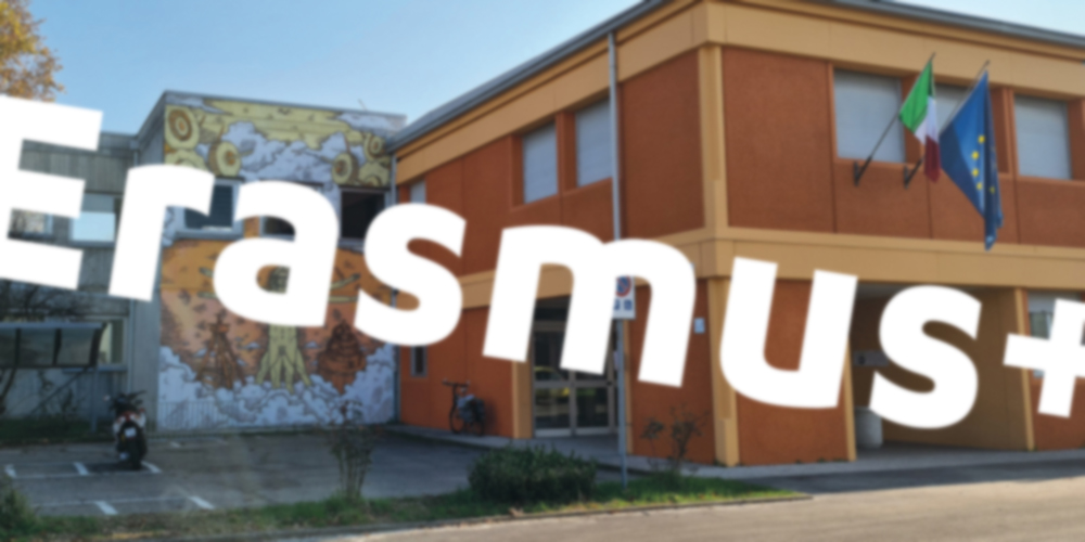 Ingresso della scuola con in sovrimpressione la scritta Erasmus+